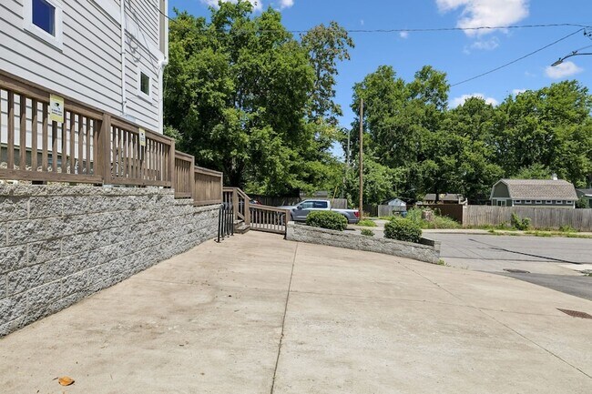 Building Photo - 906 Smiley St