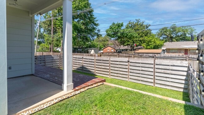 Building Photo - 3 Bedroom House Available NOW