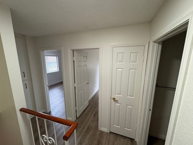 Building Photo - Charming 2-Bedroom, 1-Bathroom Condo in La...