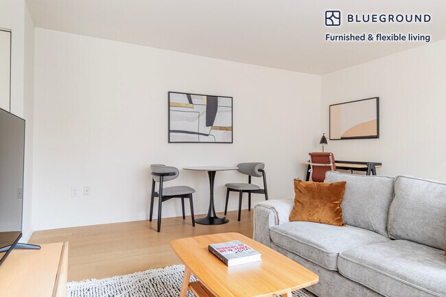 Building Photo - 255 W 94th St