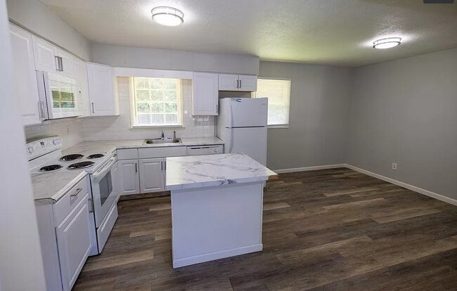 Building Photo - Beautiful home available today!