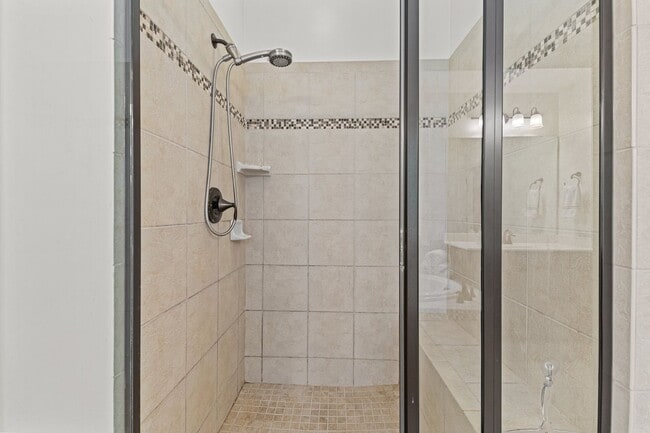 Building Photo - Gorgeous 3 Bedroom Townhome w/ Premium Fin...