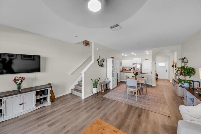 Building Photo - 736 Royal Empress Dr