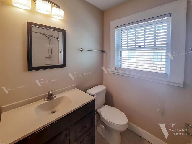 Building Photo - Spacious  5-Bedroom, 3-Bath Home in Midtown Springfield