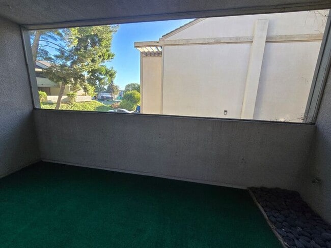 Building Photo - Discover this well-appointed 2-bedroom, 1.5-bath condo in San Diego