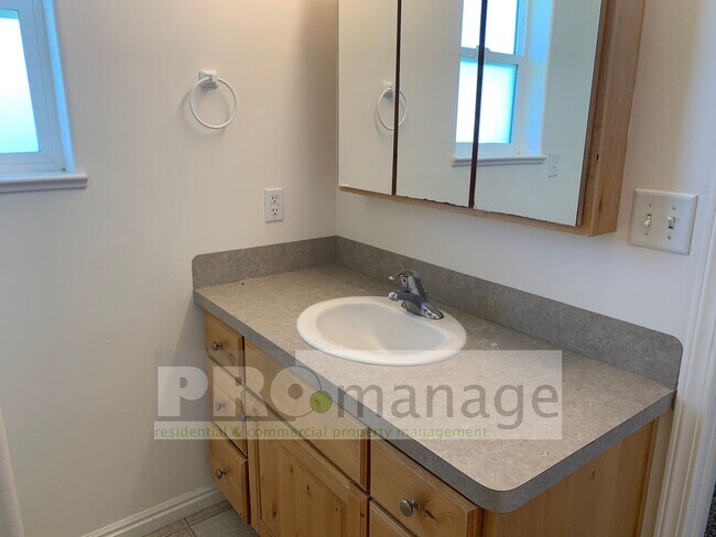 Building Photo - 3 Bed / 2 Bath Townhome w/ 2 Car Garage  -...