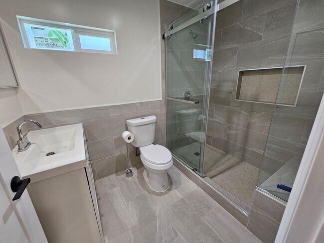 Building Photo - EE741F