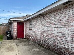 Building Photo - Shangri-la (Locator)