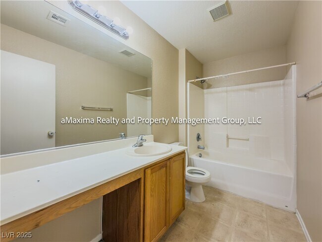 Building Photo - 3824 Hollycroft Dr