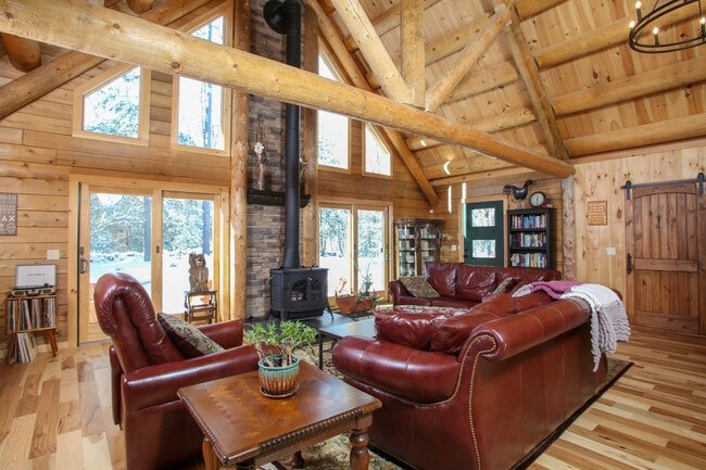 Building Photo - 320 Lakeshore Dr