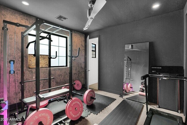 Building Photo - 8430 S 10th Ln