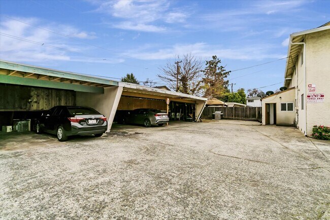 Building Photo - 550 Troy Dr