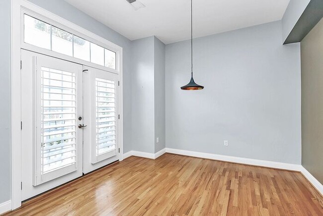 Building Photo - Beautiful 3BD/2.5BA Townhome