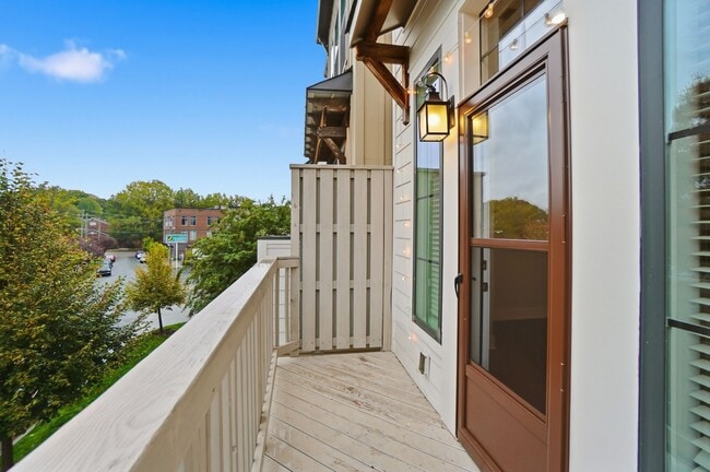 Building Photo - Modern Townhome in the Heart of Plaza Midw...