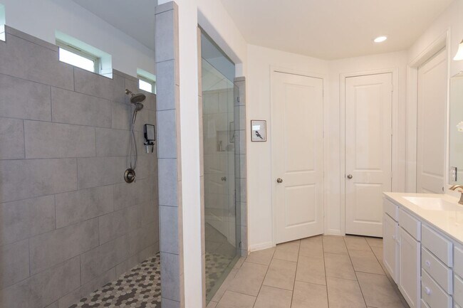 Building Photo - 501 Sixpence Ln