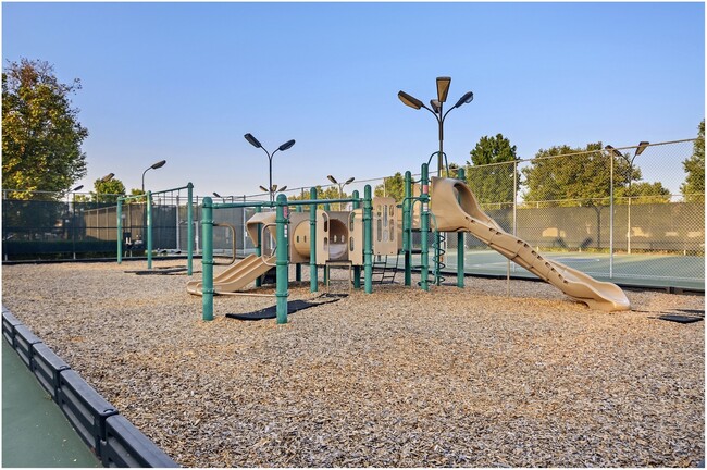 Building Photo - 2 Bedroom Ground Floor Irvine Condo