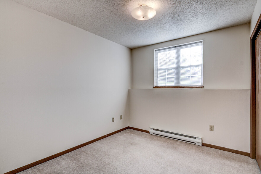 Building Photo - 627 Maple St