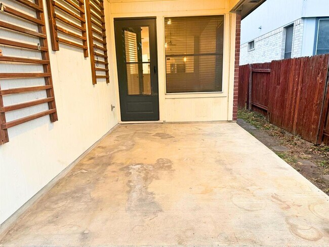 Building Photo - 711 Settlement St