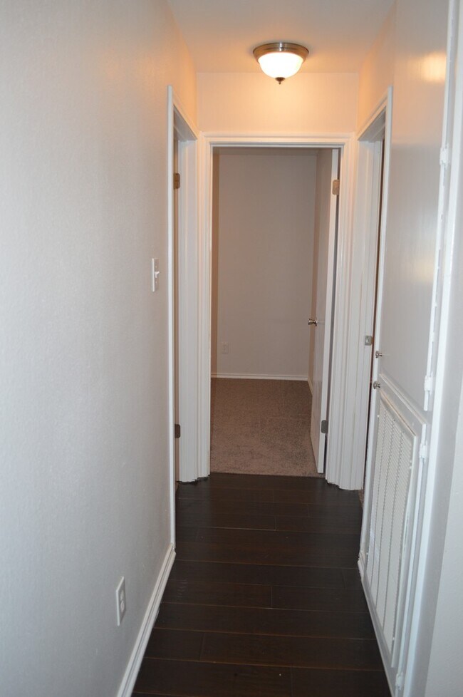 Building Photo - Newly remodeled 3 bed 2 bath