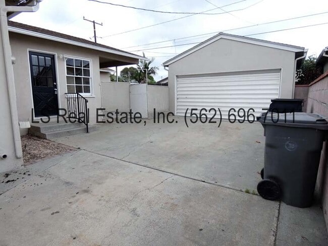 Building Photo - **Available NOW in Whittier!**