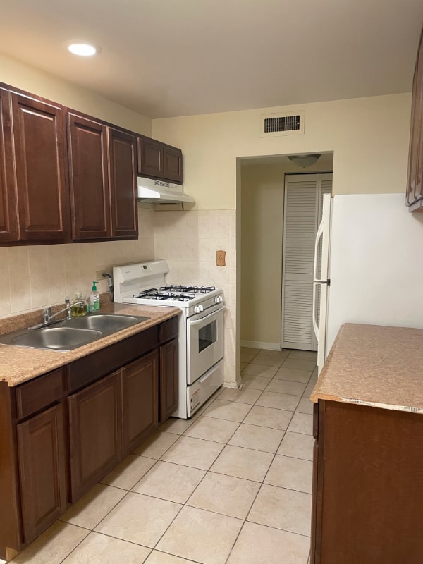 Building Photo - 5101 Carriage Way Dr