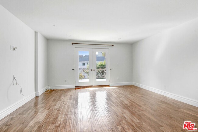 Building Photo - 1096 S Bedford Dr