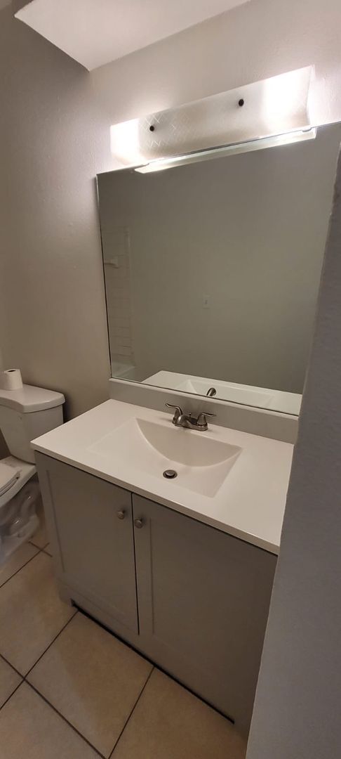 Building Photo - *** Beautiful 3 Bedroom 1.5 Bathroom Town ...
