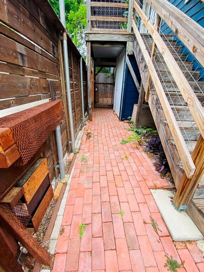 Building Photo - 2102 Brackenridge St