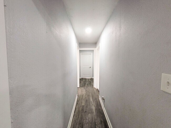 Building Photo - 5150 Parkview Dr