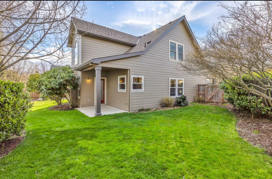 Beautifully landscaped private backyard - 2008 Deer Pointe Ct