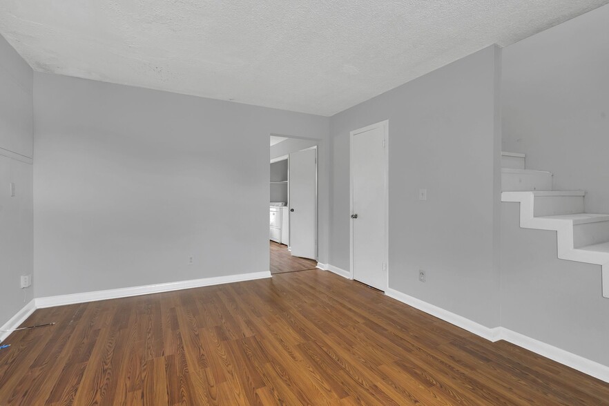 Building Photo - 3226 Lincoln Ave