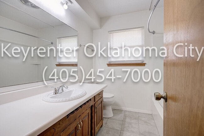 Building Photo - Massive 3BD/2BTH Home Minutes from the Highway.