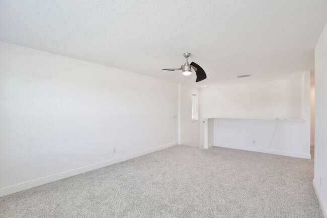 Building Photo - Stylish and Spacious 3/2.5 Home with No Re...