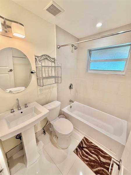 Building Photo - 1941 NE 51st Ct