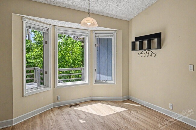 Building Photo - Lake Balboa Area| Home| Unfurnished