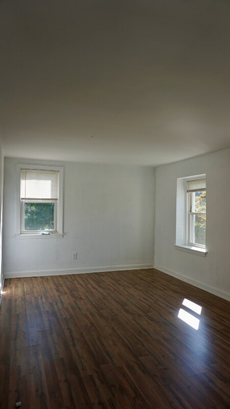 Building Photo - 200 Hiawatha Ln