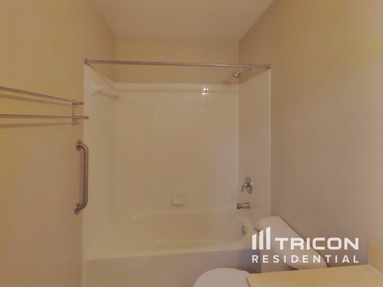 Building Photo - 621 Summer Stone Dr