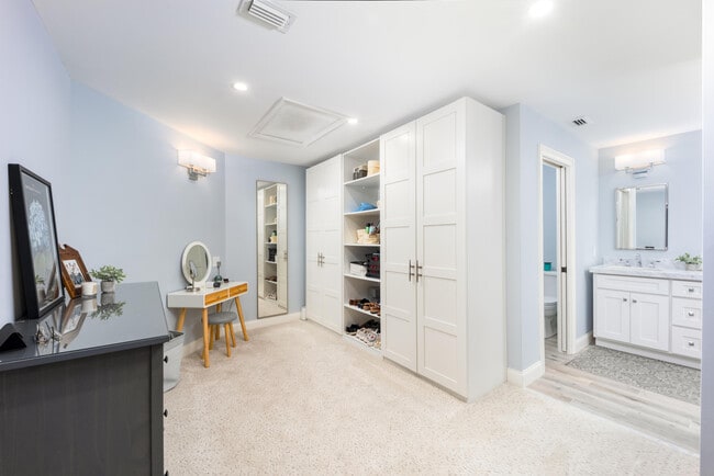 Building Photo - 3501 SE Kubin Ave