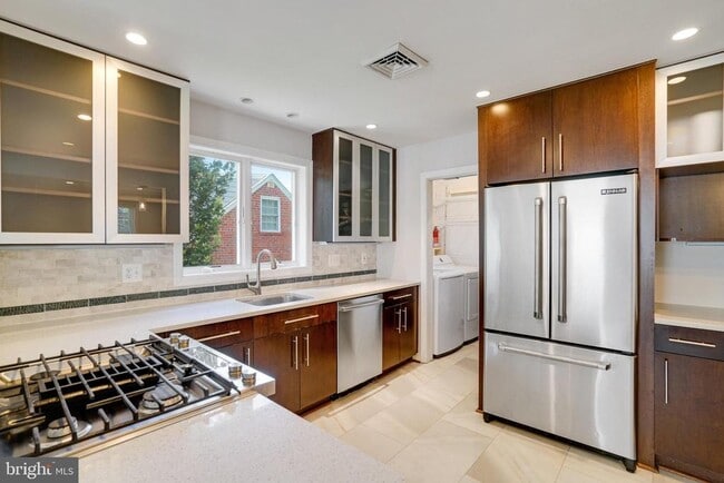 Building Photo - 740 Upland Pl