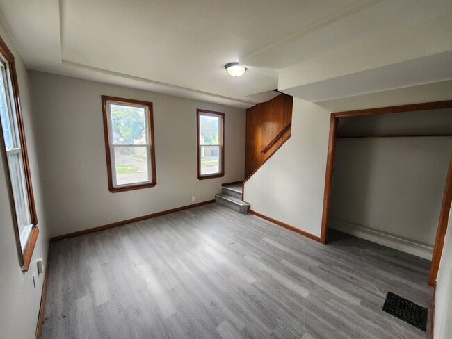 Building Photo - Charming 3-Bedroom Property in Prime Location