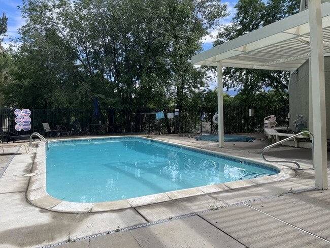 Building Photo - 2 Bedroom View Condo of Truckee River!