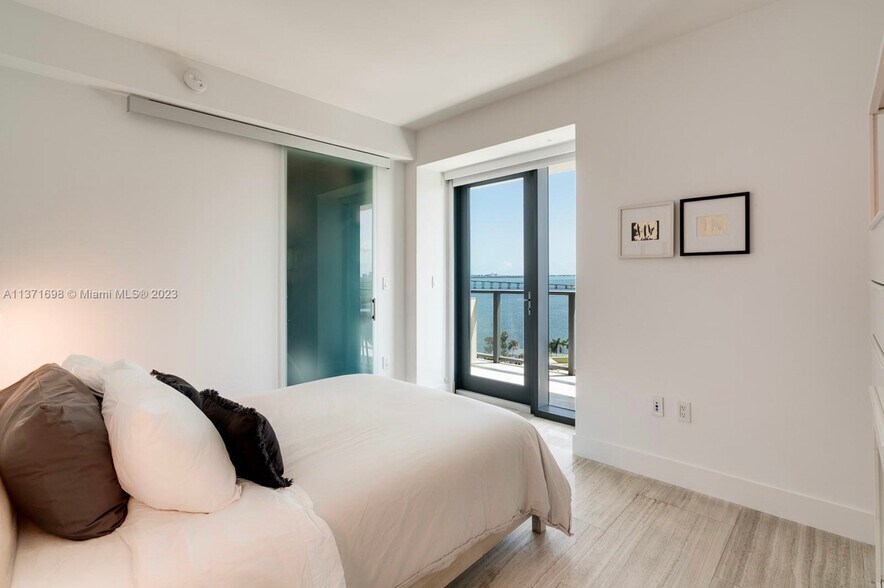 Building Photo - 1451 Brickell Ave