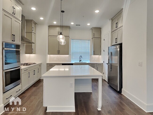 Building Photo - 828 S Columbia Dr