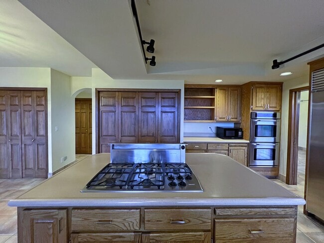 Building Photo - Gated Sound view home Des Moines area, 4 bed plus den 2.5 bath 3900 s/f, Available NOW!!!