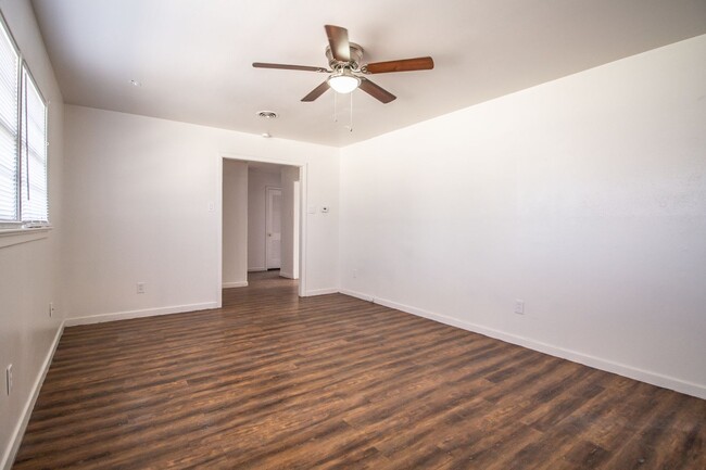 Building Photo - Central Lubbock  2 Bed 2 Bath Home