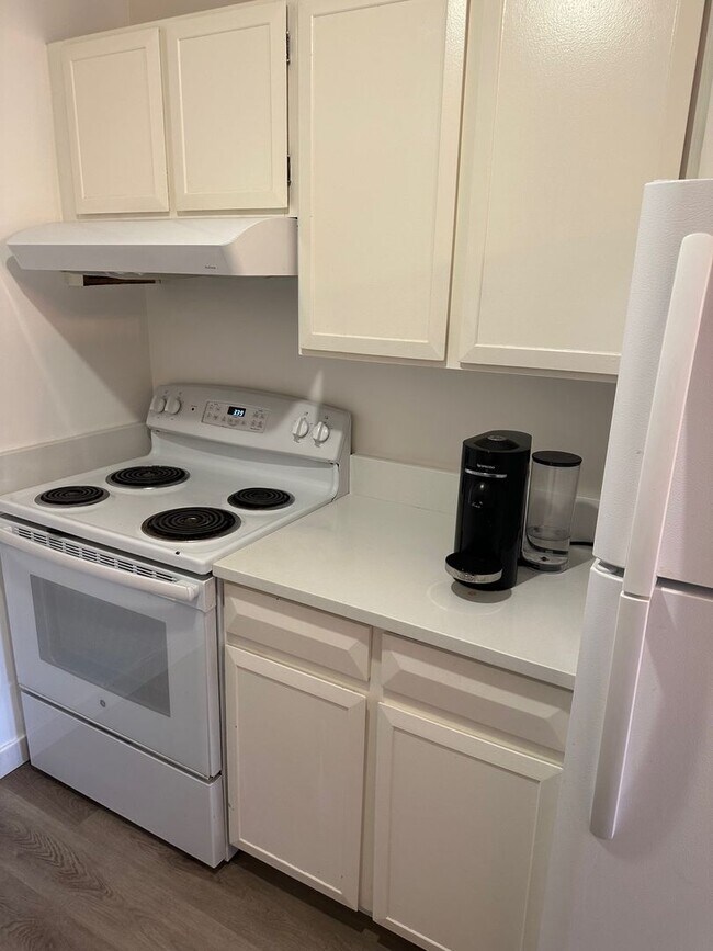 Building Photo - One Bedroom Apartment Near CU Available Now!