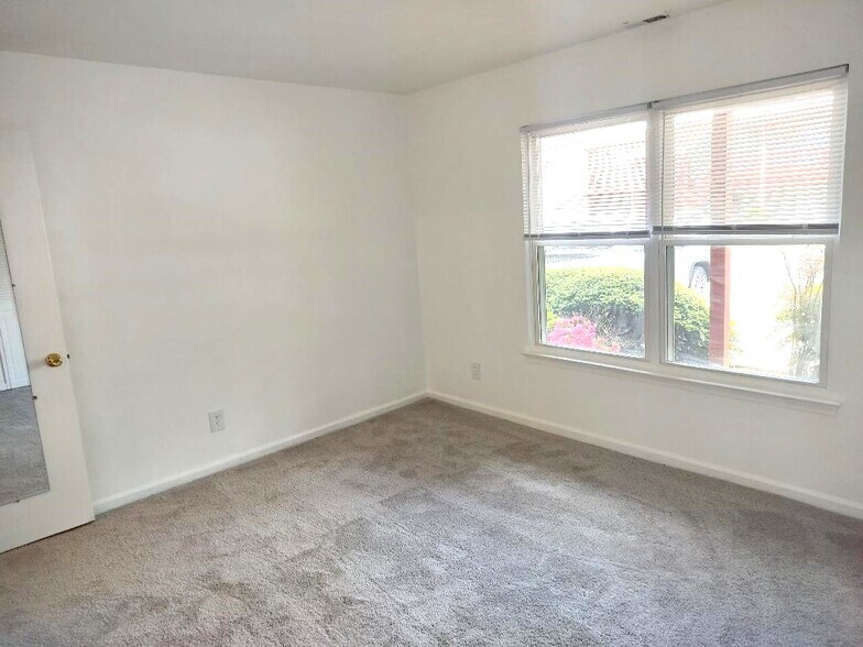 Building Photo - 500 Barberton Dr