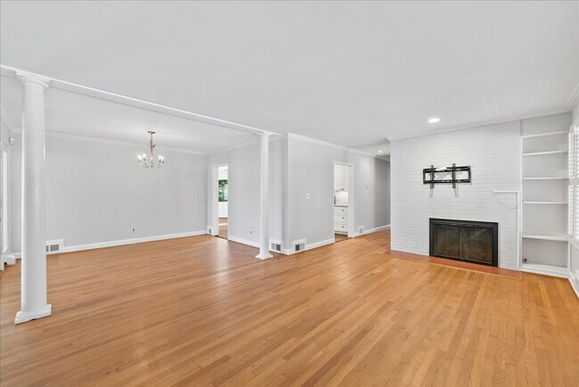 Building Photo - "Charming 4-Bed Retreat with Granite Kitch...