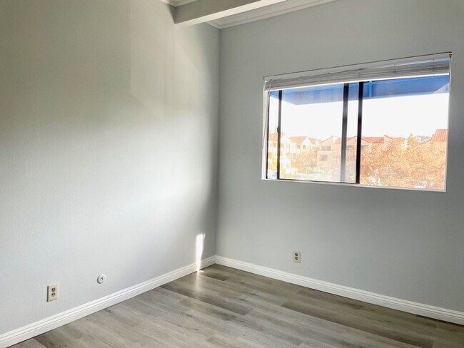 Building Photo - FOR RENT 2BR/2BA 900 SF Charming Renovated Condo In UTC