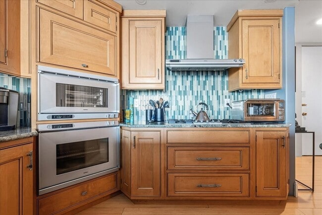 Building Photo - 65 E India Row